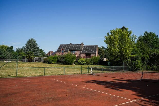 Villa sur 5280m² avec partie professionnelle, piscine, tennis