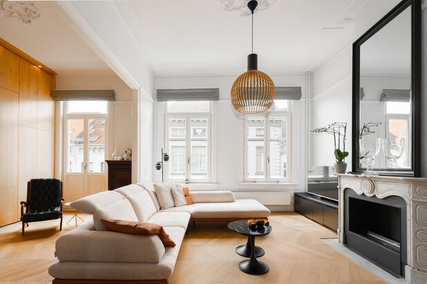 Une vie de maître avec des chambres d'hôtes, une maison, un local commercial et un garage