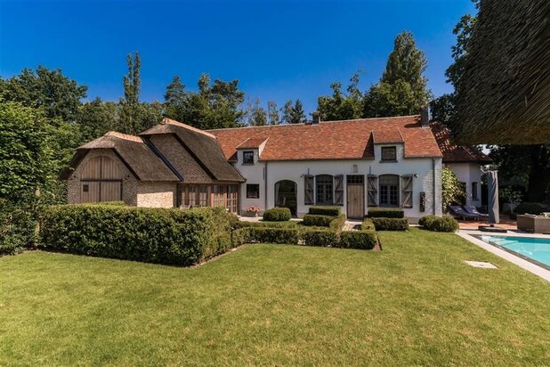 Authentieke hoeve met 4 slpks, poolhouse en zwembad