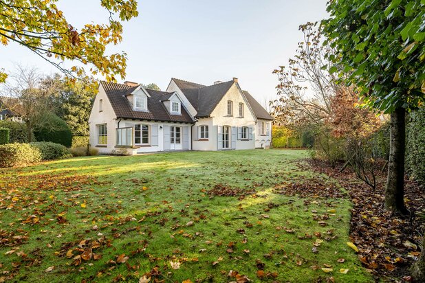Charmante villa indépendante non meublée, située en deuxième ligne  dans le quartier du Zoute, près de la mer et des courts de tennis.