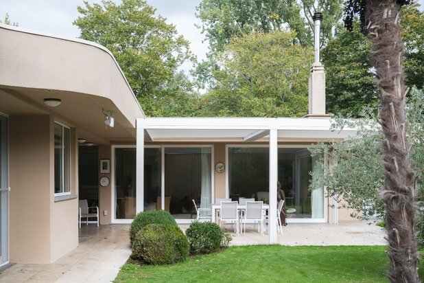 Twee uitzonderlijke bungalowvilla’s op één groen perceel van 3.241 m² in een residentiële wijk in De Pinte.