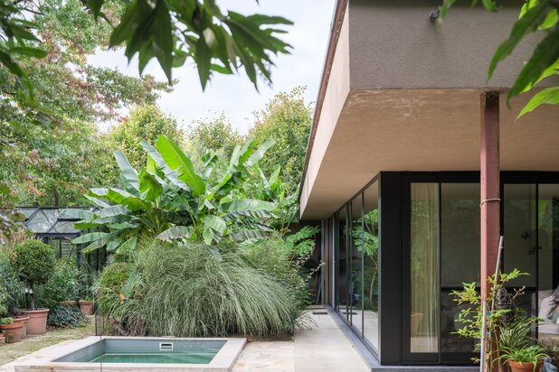 Twee uitzonderlijke bungalowvilla’s op één groen perceel van 3.241 m² in een residentiële wijk in De Pinte.