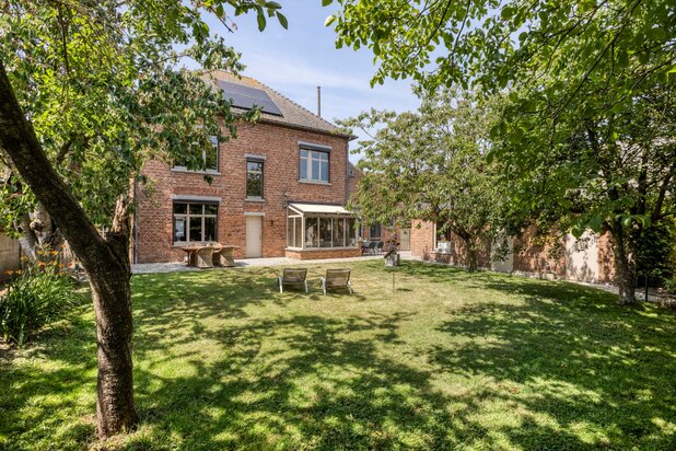 Karakteristieke villa met prachtige tuin en 3 garages