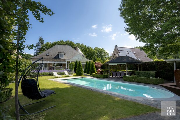 Karakteristieke villa met praktijkruimte en buitenzwembad op zuidgericht perceel van 1.565 m²