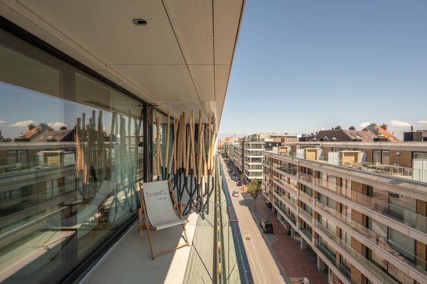Volledig gerenoveerd appartement met zuidgericht terras heel centraal gelegen op de Kustlaan.