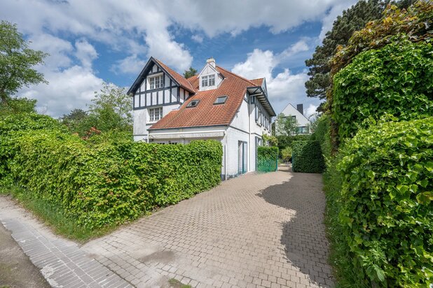 Charmante koppelvilla ideaal en rustig gelegen in een paadje in het Zoute.