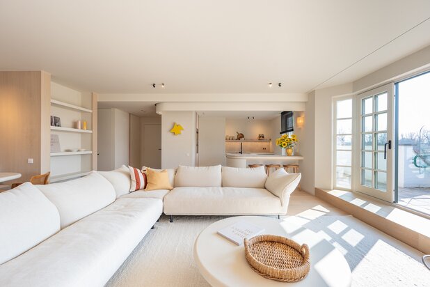 High-end gerenoveerd hoekappartement in het prestigieuze domein Tennis Gardens, vlakbij het strand en de zee.