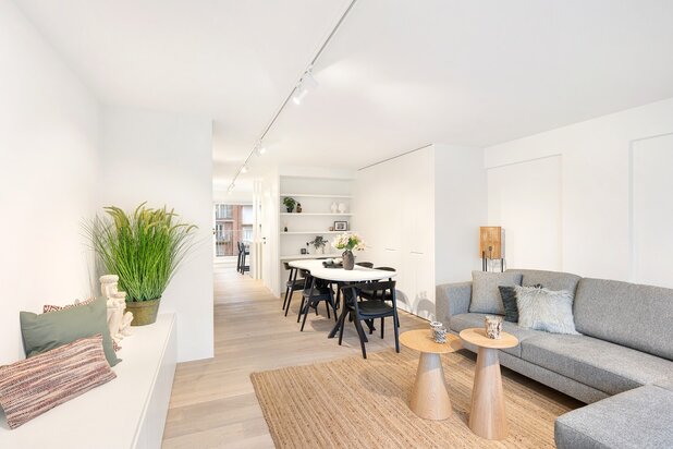 Volledig gerenoveerde penthouse op enkele passen van de zee en de winkels.