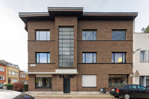 Modernist Corner Apartment with Spacious Rooftop Terrace