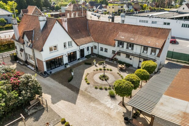 Statig en karaktervolle woning met stallen en multifunctioneel bijgebouw op een terrein van 8709m2 te Halen.