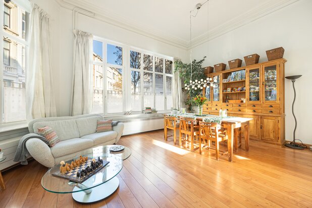 Karaktervolle en lumineuze burgerwoning (262m²) met aangename buitenruimte op hoeklocatie in hartje Zurenborg