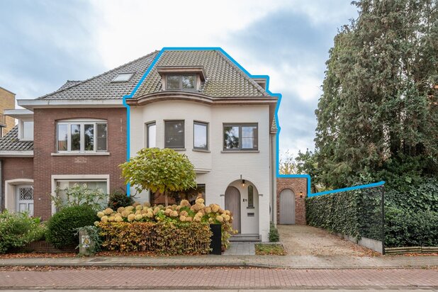 Karaktervolle halfopen gezinswoning met zuidgerichte tuin en centrale ligging