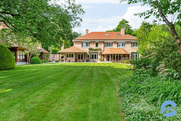 Exclusieve villa met parktuin en zwembad