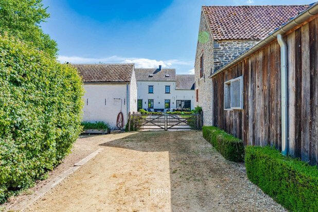 Ferme rénovée avec infrastructures équestres et prairies