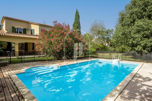 Beautiful property with pool and outbuilding for sale near Pernes les Fontaines