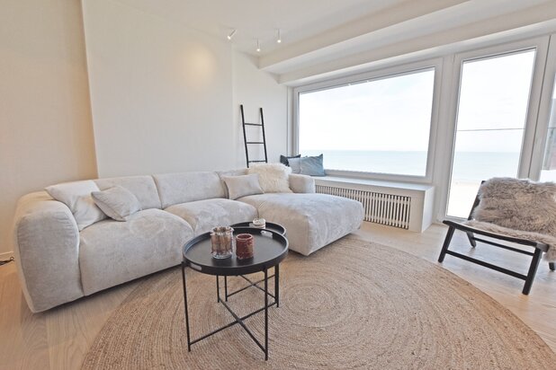 Volledig gerenoveerd en gemeubeld appartement met frontaal zeezicht