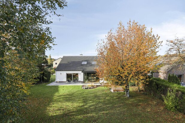 Ruime woning omgeven door groene tuin met 4 slaapkamers