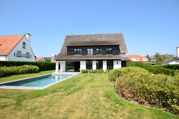 Alleenstaande villa uitzonderlijk rustig gelegen in een groene omgeving, aan de rand van het Zoute vlakbij de Kalfsmolen en de Graaf Jansdijk.