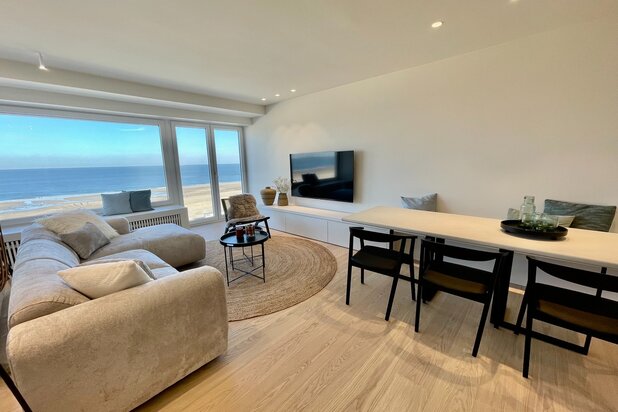 Gerenoveerd appartement met frontaal zeezicht ter hoogte van het Albertstrand.