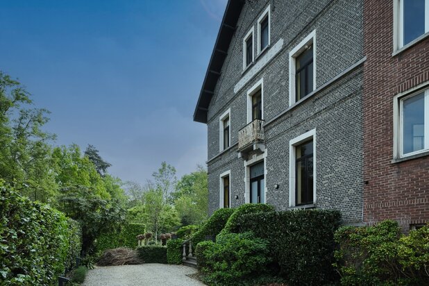 Uitzonderlijke opportuniteit Sint-Amandsberg – ‘Villa Bromelia’ - Statige en ruime woning (437m2 bvo) met een prachitg aangelegde tuin op een boogscheut van het stadscentrum – nabij de Rozenbroeken.