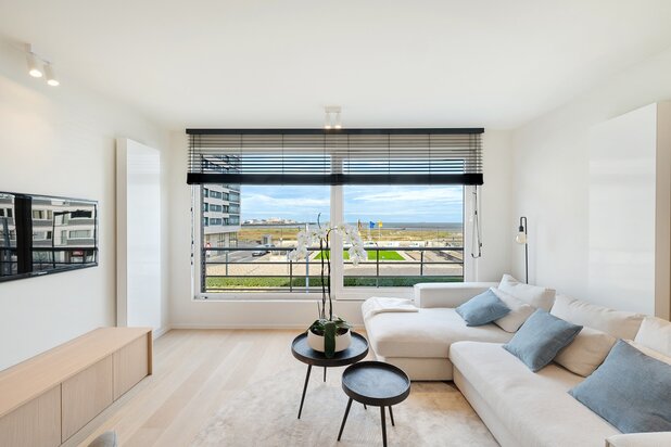 Volledig gerenoveerd drie-slaapkamerappartement met uniek zeezicht.