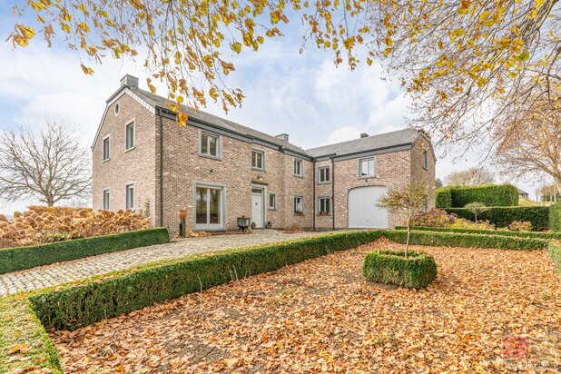 Landhuis met vrij uitzicht,  5 slaapkamers, 2 badkamers, woonkamer, eetkamer/keuken. Woonopp. 277m2 gebruiksopp. 441m2, Perceelopp. 4170m2