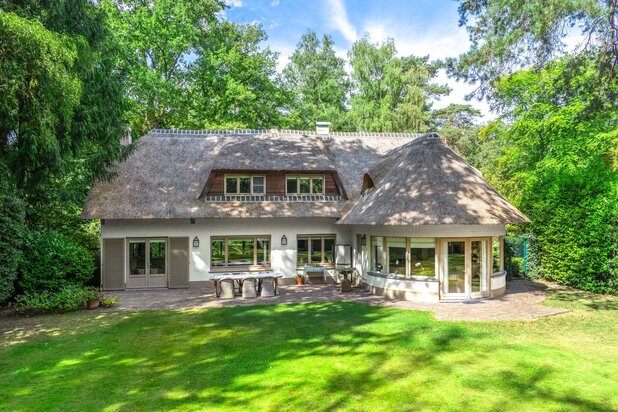 Charmante klasse-villa met rieten dak in bosrijke omgeving