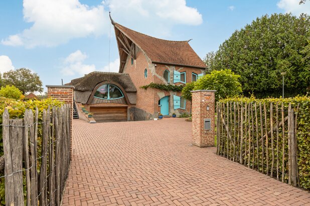 Unieke, totaal gerenoveerde woning met kantoor