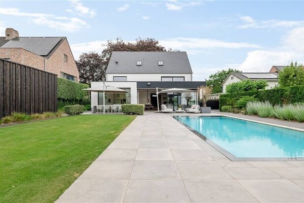 Luxe villa met zwembad en poolhouse