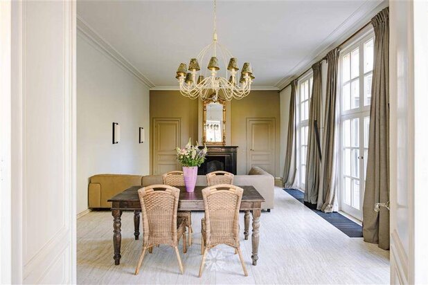 Maison de ville de classe avec potentiel professionnel