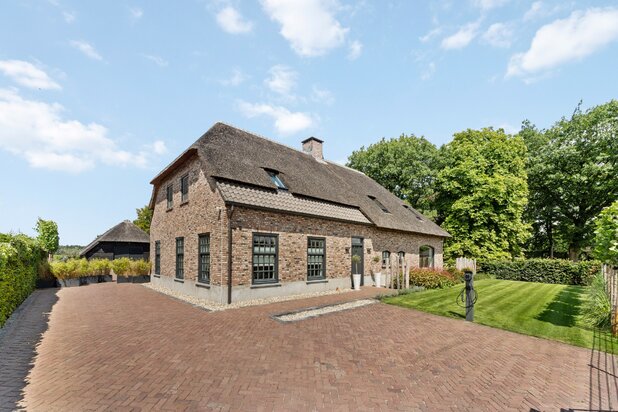 Schitterende villa met rieten dak op ca. 1.500m² te Arendonk 