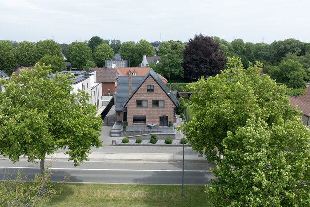 Volledig gerenoveerde ruime en ideale gezinswoning op een onderhoudsvriendelijk terrein van 771m2 te Bree.