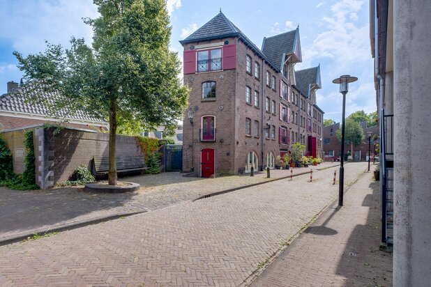 Uniek penthouse in monumentaal pand, wonen met karakter aan de rand van de Deventer binnenstad.