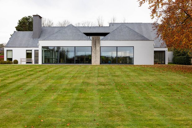 Villa d’architecte discrète sur 5.000m² à Asse