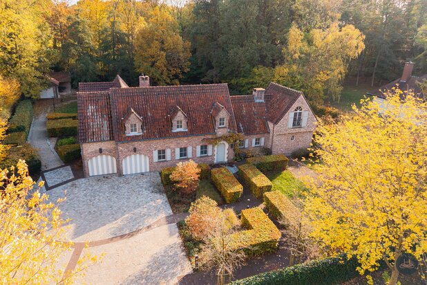 Riant landhuis met zwembad op ruim perceel in rustige wijk