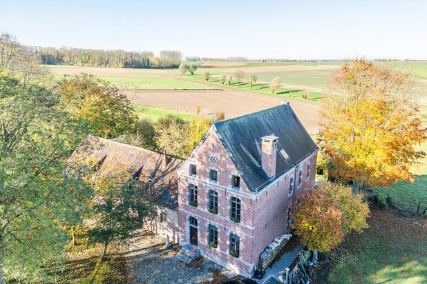 Prachtig vastgoedcomplex: Gerestaureerde 18e-eeuwse boerderij + 2 appartementen