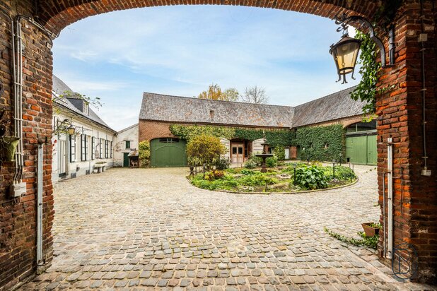 Charmante vierkantshoeve met diverse stallingen en feestzaal