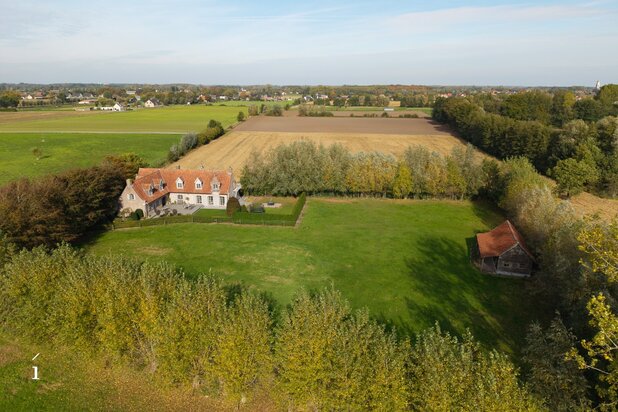 Landelijke villa met weide op 0,8 ha omgeven door groen