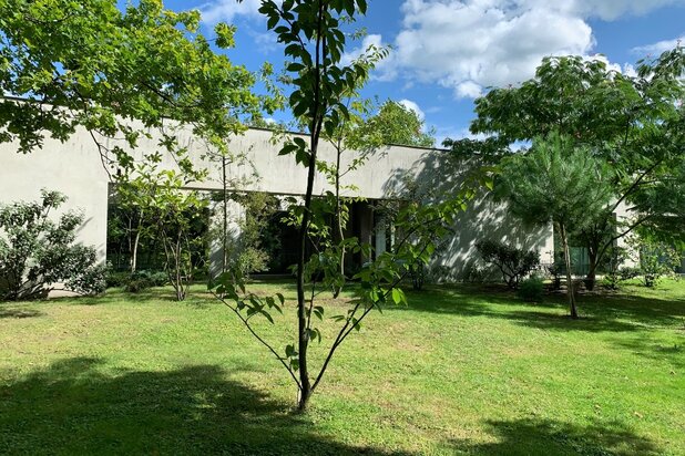 Architecturale laagbouwvilla met binnenzwembad en unieke beleving met het omliggende landschap.