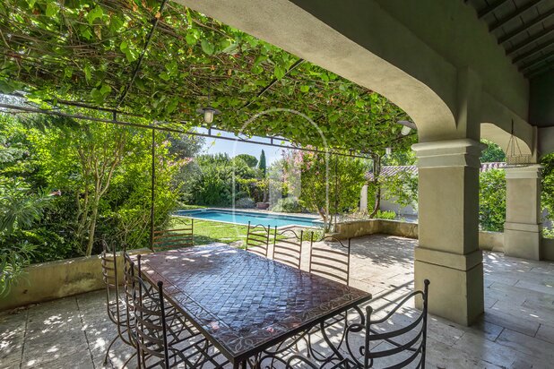 Elegante villa aan de rivier te koop in L’Isle-sur-la-Sorgue