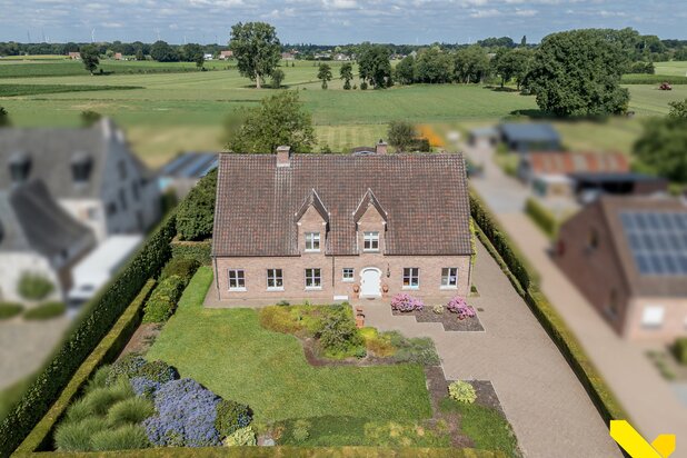 Royaal landhuis met prachtig uitzicht in groene omgeving.