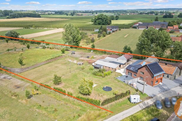 GEETBETS - Gerenoveerde woning met paardenfaciliteiten