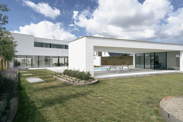 Hypermoderne strakke villa met zwembad nabij Roeselare