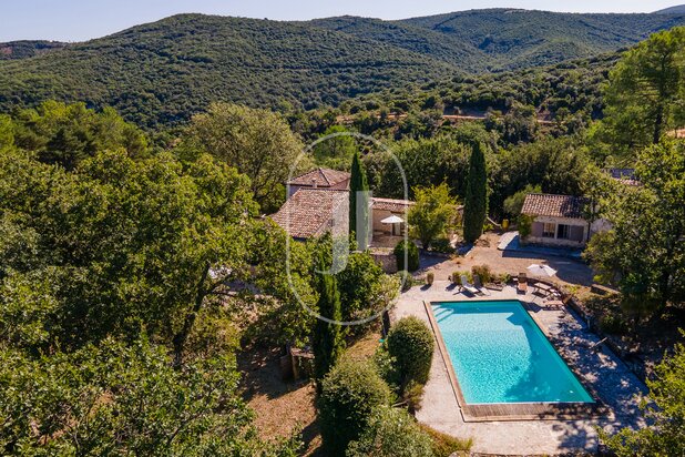 Prachtige eigendom op een terrein van 4 hectare te koop op slechts 10 minuten van Barjac