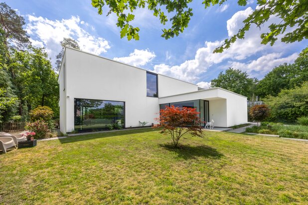 Ruime moderne luxe villa met zwembad op ca. 2339 m².