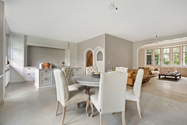 Prachtig herenhuis met ruime parking op toplocatie