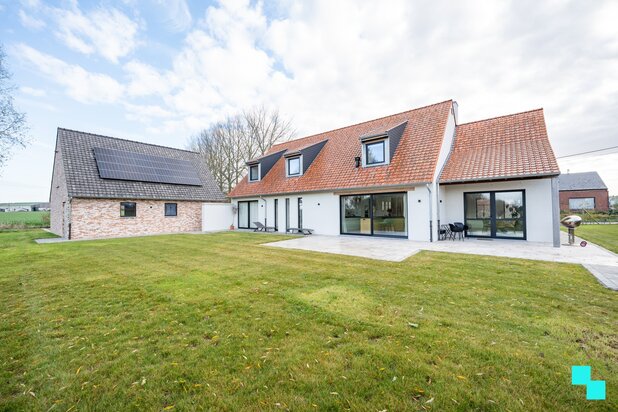 Landelijk gelegen te Ardooie: unieke nieuwbouwwoning (2023) met twee bijgebouwen op een perceel van 5.000 m²