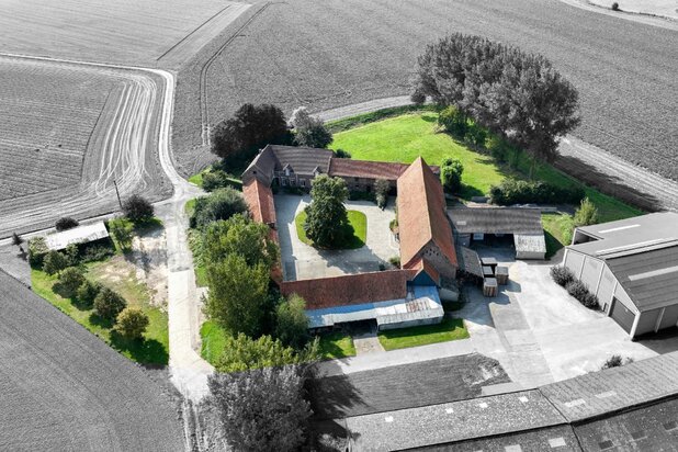 Charmante vierkantshoeve met schuur en 1,25 ha in Doornik