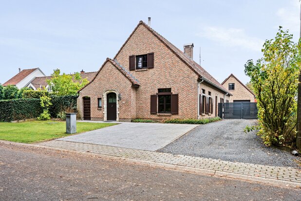 Residentieel gelegen instapklare villa op een prachtig aangelegd perceel van 2265m² te Heusden-Zolder.