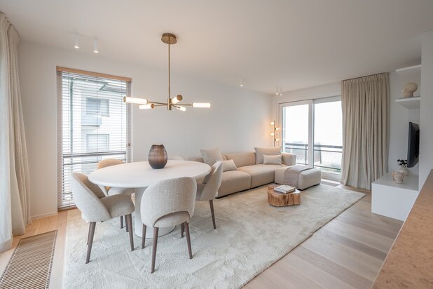 Luxueus gerenoveerd hoekappartement met zeezicht vlakbij de wandeldijk in het Zoute.
